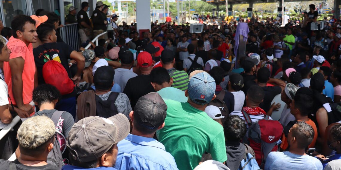 Cientos de migrantes permanecen en espera de documentos migratorios, hoy, en el municipio de Huixtla, en el estado de Chiapas (México). EFE/ Juan Manuel Blanco