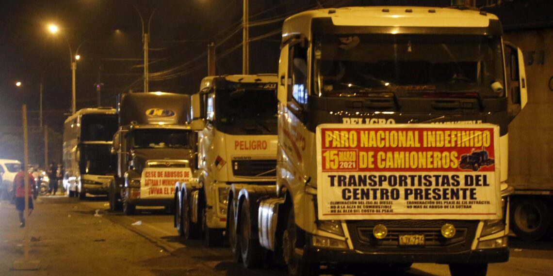 Fotografía de archivo de transportistas bloqueando una carretera durante una huelga general en Lima (Perú). EFE/Gian Masko