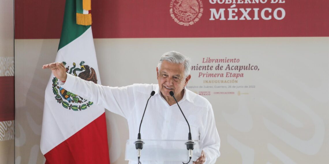El presidente de México, Andrés Manuel López Obrador, habla hoy, durante un acto protocolario en el balneario de Acapulco en Guerrero (México). EFE/ David Guzmán