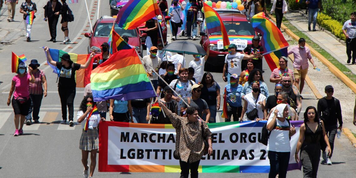 Integrantes y simpatizantes de la comunidad LGBT+ marchan hoy, por las principales calles de Tuxtla Gutiérrez, estado de Chiapas (México). EFE/Carlos López