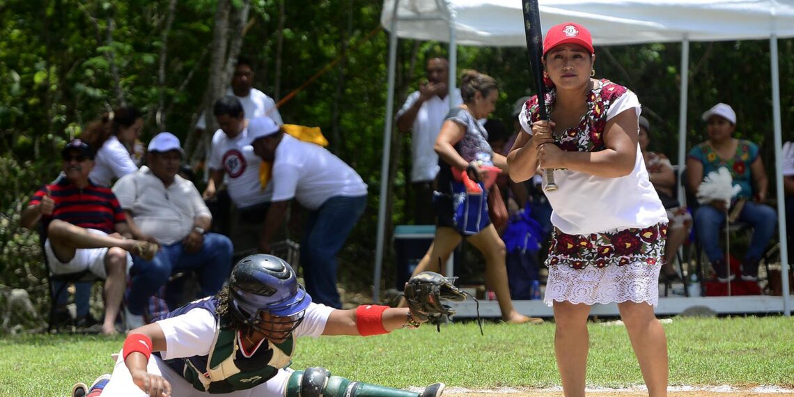 Una jugadora del equipo de Diablillas de Hodzonot (d) participa hoy, en un juego de sóftbol en la ciudad de Tulum, estado de Quintana Roo (México). EFE/Lourdes Cruz