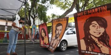 Familiares amigos y activistas protestan hoy durante el séptimo aniversario del asesinato del fotoperiodista mexicano Rubén Espinosa y del feminicidio de cuatro mujeres, en la Ciudad de México (México). EFE/ Mario Guzmán