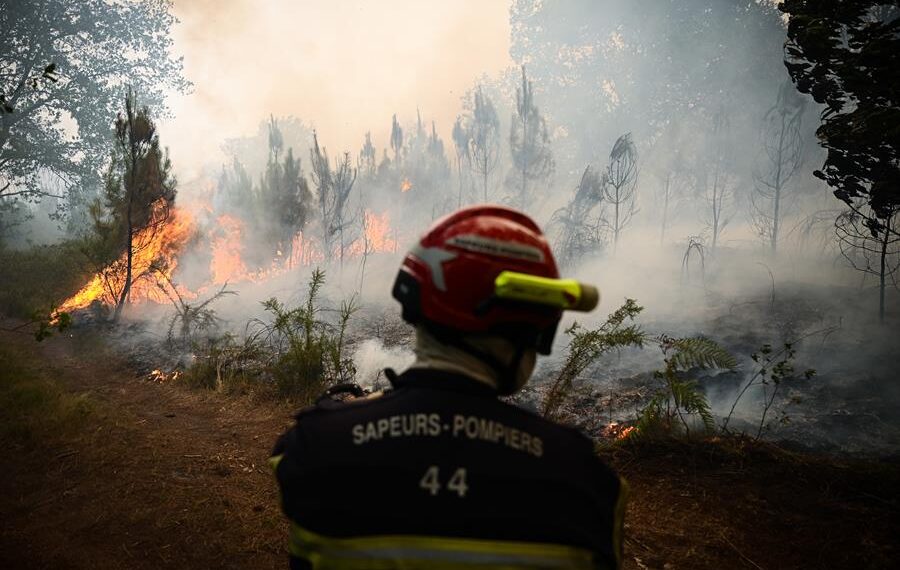 Un bombero toma posición cuando el humo se eleva de un incendio forestal cerca de Louchats, Landiras en Gironda, al suroeste de Francia. EFE/EPA/PHILIPPE LOPEZ