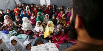 Niñas afganas asisten a clase a las afueras de Jalalabad (Afganistán) en 2017, cuando aún era posible. EFE/ Ghulamullah Habibi