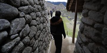 Fotografía de archivo en la que se registró a un grupo de turistas al recorrer la ciudadela inca de Machu Picchu (Perú). EFE/Paolo Aguilar