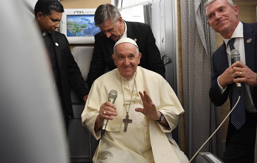 El pontífice a bordo del avión papal. EFE/EPA/VATICAN