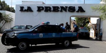 Fotografía de archivo de miembros de la policía permanecen en la entrada de una propiedad de la Editorial La Prensa en Managua (Nicaragua). EFE/ Jorge Torres
