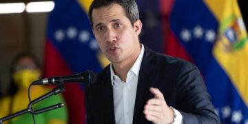 Fotografía de archivo en la que se registró al líder opositor venezolano Juan Guaidó, en Caracas (Venezuela). EFE/Rayner Peña