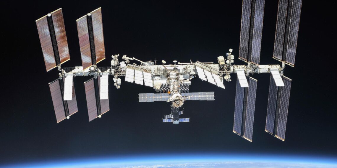 Imagen cedida por la NASA el 4 de octubre de 2018 que muestra la Estación Espacial Internacional fotografiada por la Expedición 56. EFE/EPA/NASA/Roscosmos