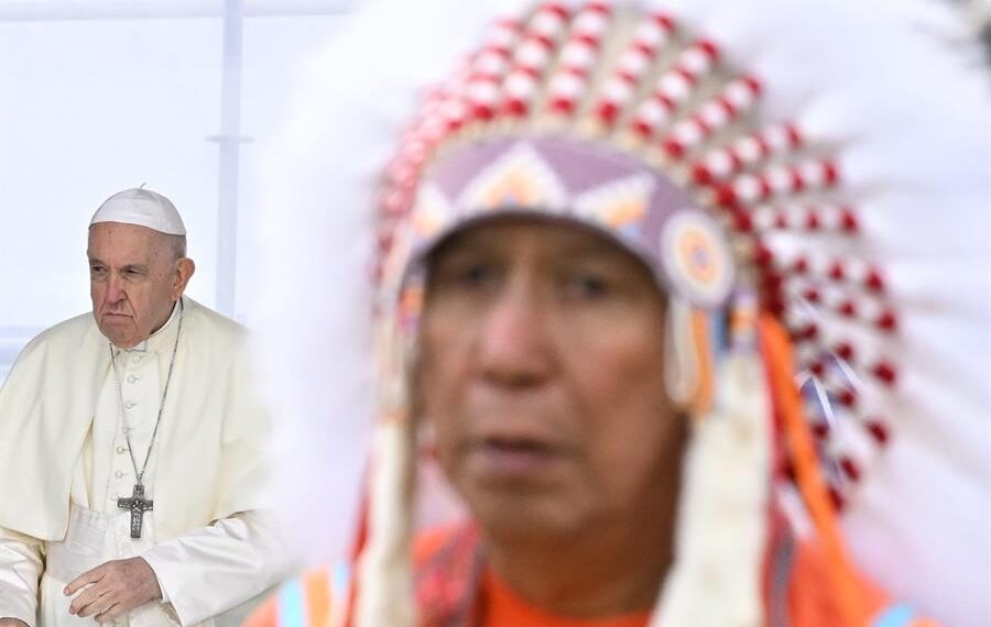 Imagen cedida por el Vaticano que muestra al papa Francisco durante una reunión con indígenas en el cementerio de Maskwacis, en Edmonton, Canadá, este 25 de julio de 2022. EFE/Vaticano