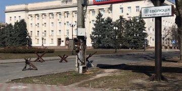 Barreras antitanque bloquean el acceso al edificio de la Administración Regional de Jersón, la ciudad ucraniana invadida por las tropas rusas. .EFE/Jersón TV