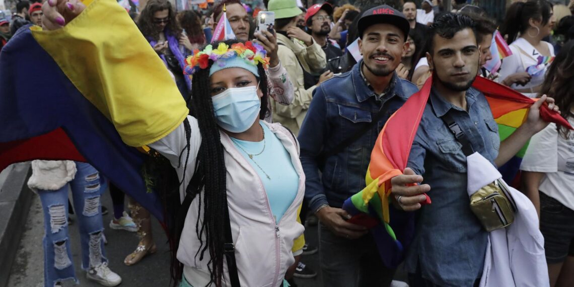 Decenas de manifestantes participan de una marcha para "visibilizar" los derechos de las personas trans, hoy, en Bogotá (Colombia). EFE/ Carlos Ortega