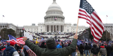 Un seguidor de Donald Trump sostiene la bandera de los Estados Unidos, el día de la toma  al Capitolio estadounidense, en Washington (Estados Unidos), EN UNA FOTOGRAFÍA DE ARCHIVO. EFE/ MICHAEL REYNOLDS