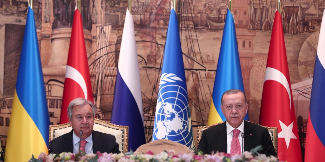 El presidente de Turquía, Recep Tayyip Erdogan (d) y el secretario general de la ONU, Antonio Guterres (i), durante la ceremonia en Estmbul de firma del acuerdo entre Rusia y Ucrania para establecer un corredor marítimo para dar salida al cereal ucraniano. EFE/EPA/SEDAT SUNA