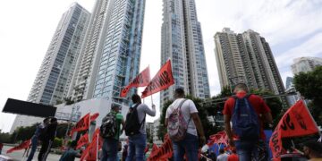 Integrantes del gremio sindical Suntracs participan en una protesta, hoy, en Ciudad de Panamá (Panamá). EFE/Bienvenido Velasco