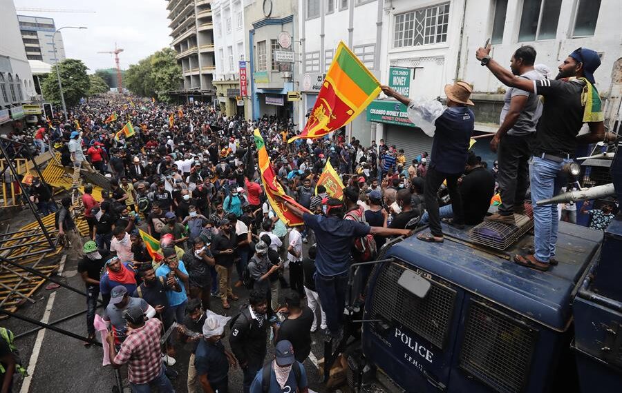 Manifestantes protestan contra el Gobierno de Sri Lanka este sábado 9 de julio. EFE/EPA/CHAMILA KARUNARATHNE