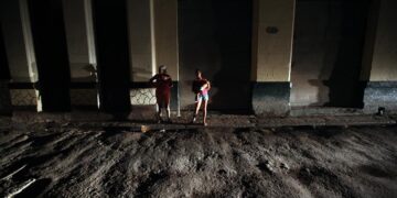 Fotografía de archivo en la que se registró una calle sin iluminación, durante un apagón, en La Habana (Cuba). EFE/Alejandro Ernesto
