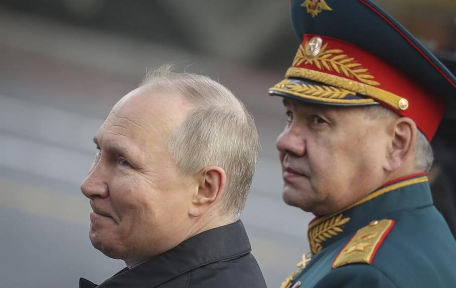El presidente ruso, Vladímir Putin y el ministro de Defensa, Sergei Shoigú, en una foto de archivo. EFE/EPA/MAXIM SHIPENKOV