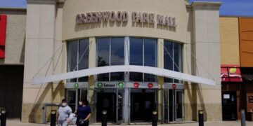 Compradores salen del Greenwood Park Mall en Greenwood, Indiana. / Darron Cummings