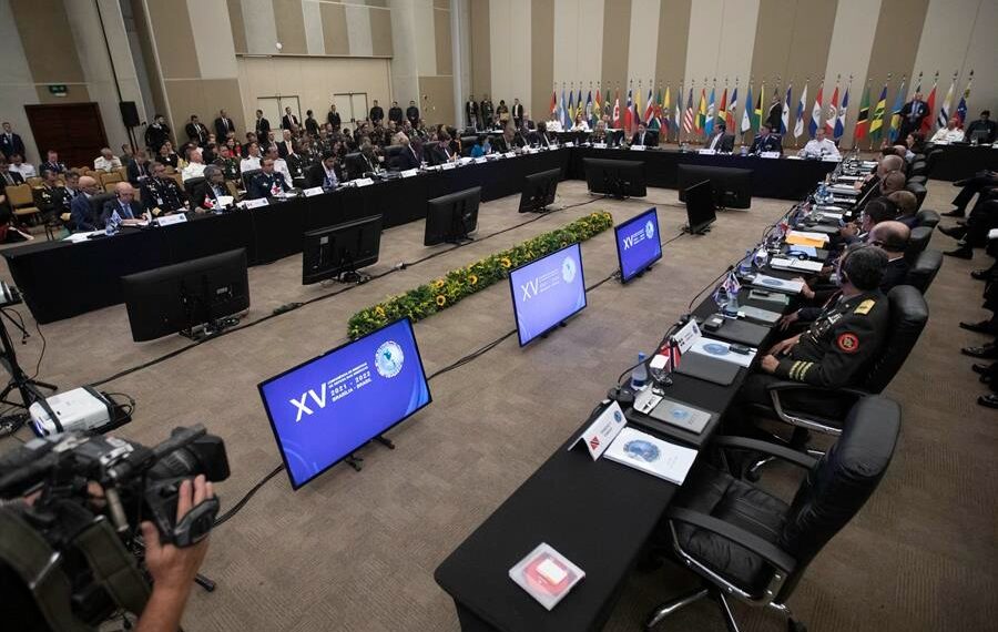 Vista general del salón donde se realiza la XV Conferencia de Ministros de Defensa de las Américas, este 26 de julio de 2022 en Brasilia (Brasil). EFE/Joédson Alves