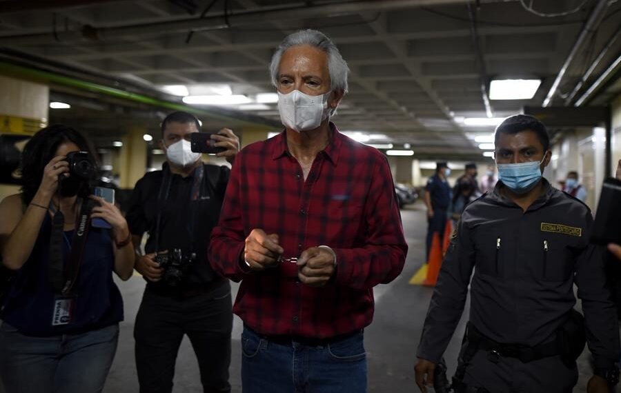 José Rubén Zamora luego de su primera audiencia de detención este sábado (Créditos: AGENCIA EFE)