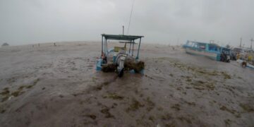 Fotografía de archivo de pescadores que aseguran sus barcas debido al paso de una tormenta tropical. EFE/ Alonso Cupul