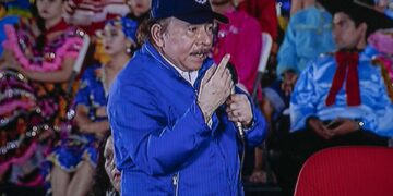 El presidente de Nicaragua, Daniel Ortega, habla hoy, durante la celebración del 43 aniversario de la Revolución Sandinista, en la plaza Juan Pablo II de Managua (Nicaragua). EFE/ Jorge Torres
