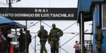 Soldados vigilan la cárcel de Santo Domingo de los Tsáchilas (Ecuador), en una fotografía de archivo. EFE/José Jácome