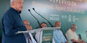 Fotografía cedida por la Presidencia de México del mandatario mexicano, Andrés Manuel López Obrador, durante una rueda de prensa en Rosamorada, Nayarit (México). EFE/Presidencia de México