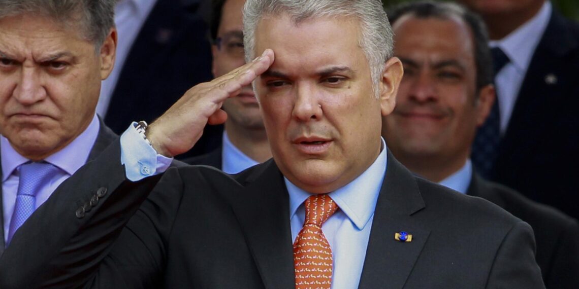 El presidente colombiano, Iván Duque preside este 20 de julio de 2022, por última vez como jefe de Estado el desfile por el Día de la Independencia, en Bogotá (Colombia). EFE/ Carlos Durán Araújo