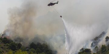 Un helicóptero de extinción vierte agua en el incendio forestal iniciado en la sierra de Mijas, Costa del Sol, sur de España EFE/ Alvaro Cabrera