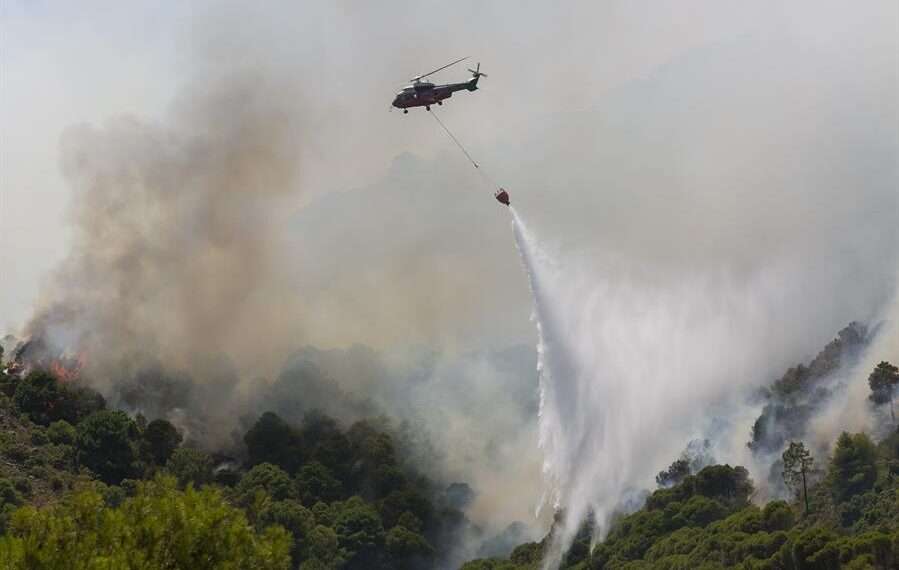 Un helicóptero de extinción vierte agua en el incendio forestal iniciado en la sierra de Mijas, Costa del Sol, sur de España EFE/ Alvaro Cabrera