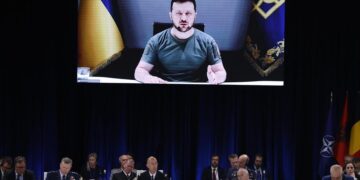 Foto de archivo del presidente del Ucrania, Volodímir Zelenski, mientras interviene por videoconferencia en la cumbre de la OTAN. EFE/JUAN CARLOS HIDALGO