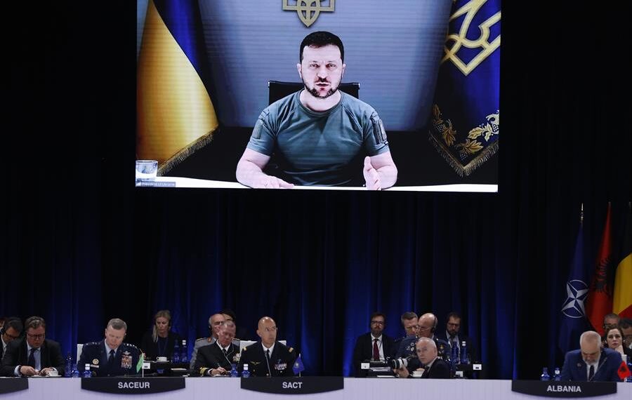 Foto de archivo del presidente del Ucrania, Volodímir Zelenski, mientras interviene por videoconferencia en la cumbre de la OTAN. EFE/JUAN CARLOS HIDALGO