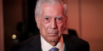 Fotografía de archivo, tomada el pasado 11 de mayo, en la que se registró al escritor peruano y premio Nobel de Literatura en 2010, Mario Vargas Llosa, en Montevideo (Uruguay). EFE/Raúl Martínez