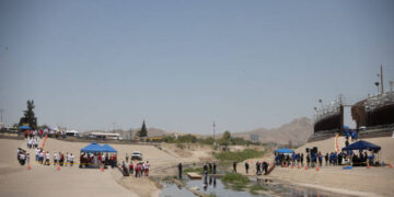 Breve encuentro entre familias separadas en la frontera (Créditos: Getty Images)