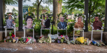 Memoriales de las 7 víctimas en Highland Park (Créditos: Getty Images)