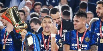 ROME, ITALY - MAY 11: Alexis Sanchez of FC Internazionale celebrates with the trophy during the Coppa Italia Final match between Juventus and FC Internazionale at Stadio Olimpico on May 11, 2022 in Rome, Italy. (Photo by Matteo Ciambelli/vi/DeFodi Images via Getty Images)