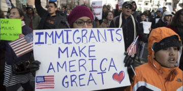 MR24. WASHINGTON, DC (EE.UU.), 16/02/2017.- Una mujer sostiene un cartel en el que se lee: "Los inmigrantes hacen grande a Estados Unidos", durante una marcha realizada en apoyo al evento "Un Día Sin Inmigrantes" hoy, jueves 16 de febrero de 2017, en Washington, DC (EE.UU.). Un día sin inmigrantes es un evento nacional de un día en el que los comerciantes y empresarios demuestran su oposición a las políticas de inmigración del presidente de Estados Unidos, Donald J. Trump, y para mostrar solidaridad a los trabajadores inmigrantes. EFE/MICHAEL REYNOLDS