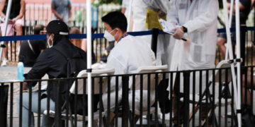 Trabajadores médicos registran a personas para ser vacunadas contra la viruela (Créditos: Getty Images)