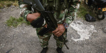 Soldado colombiano patrullando caminos de Antioquia (Créditos: Getty Images)