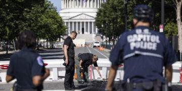 Policías del Capitolio de EE.UU. inspeccionan el lugar donde un coche en llamas se estrelló contra una barricada del Capitolio de EE.UU. en Washington, el 14 de agosto de 2022. EFE/EPA/JIM LO SCALZO