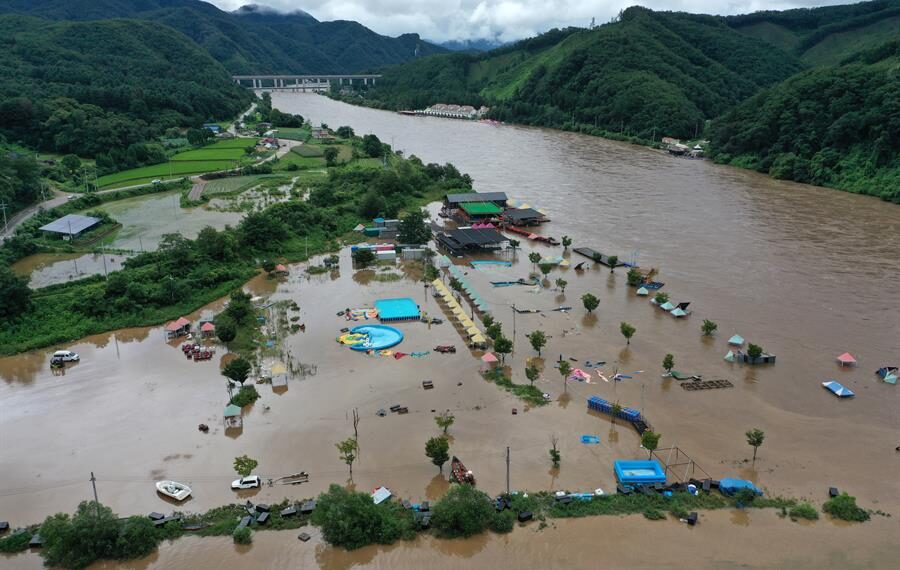 El agua llena de fango inunda un área de baño mientras un río cercano se desborda en medio de lluvias torrenciales, en Chuncheon, 75 kilómetros al noreste de Seúl, Corea del Sur. EFE/EPA/YONHAP
