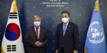 El secretario general de la ONU, António Guterres, con el ministro de Exteriores surcoreano, Park Jin. EFE/EPA/JEON HEON-KYUN /POOL