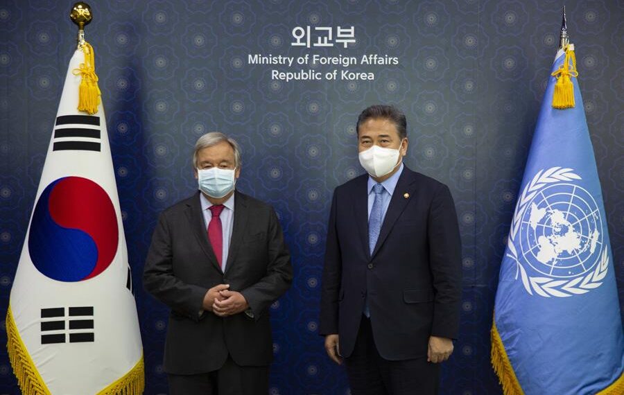 El secretario general de la ONU, António Guterres, con el ministro de Exteriores surcoreano, Park Jin. EFE/EPA/JEON HEON-KYUN /POOL