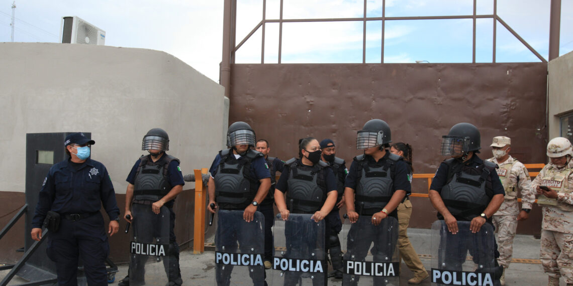 Integrantes de policías antimotines vigilan hoy al Centro de Reinserción Social (Cereso) número 3, en Ciudad Juárez, estado de Chihuahua (México). EFE/Luis Torres