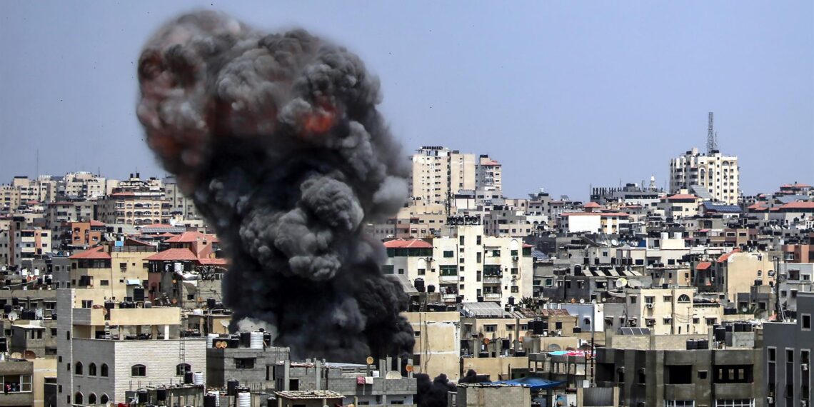 Humo tras un ataque aéreo israelí en la ciudad de Gaza EFE/ Haitham Imad