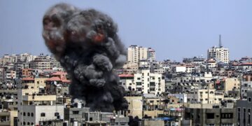 Humo tras un ataque aéreo israelí en la ciudad de Gaza EFE/ Haitham Imad