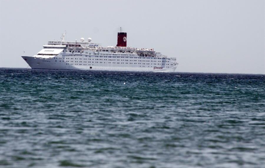 Vista de un crucero en aguas cercanas a la Isla Margarita (Venezuela), en una fotografía de archivo. EFE/Billy Castro/El Sol de Margarita