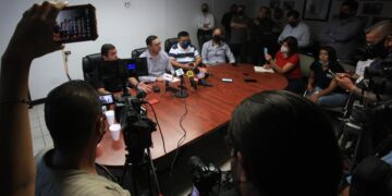 Directivos de Mega-Radio participan en una conferencia de prensa hoy, por la perdida de cuatro trabajadores este jueves, en Ciudad Juárez (México). EFE/Luis Torres